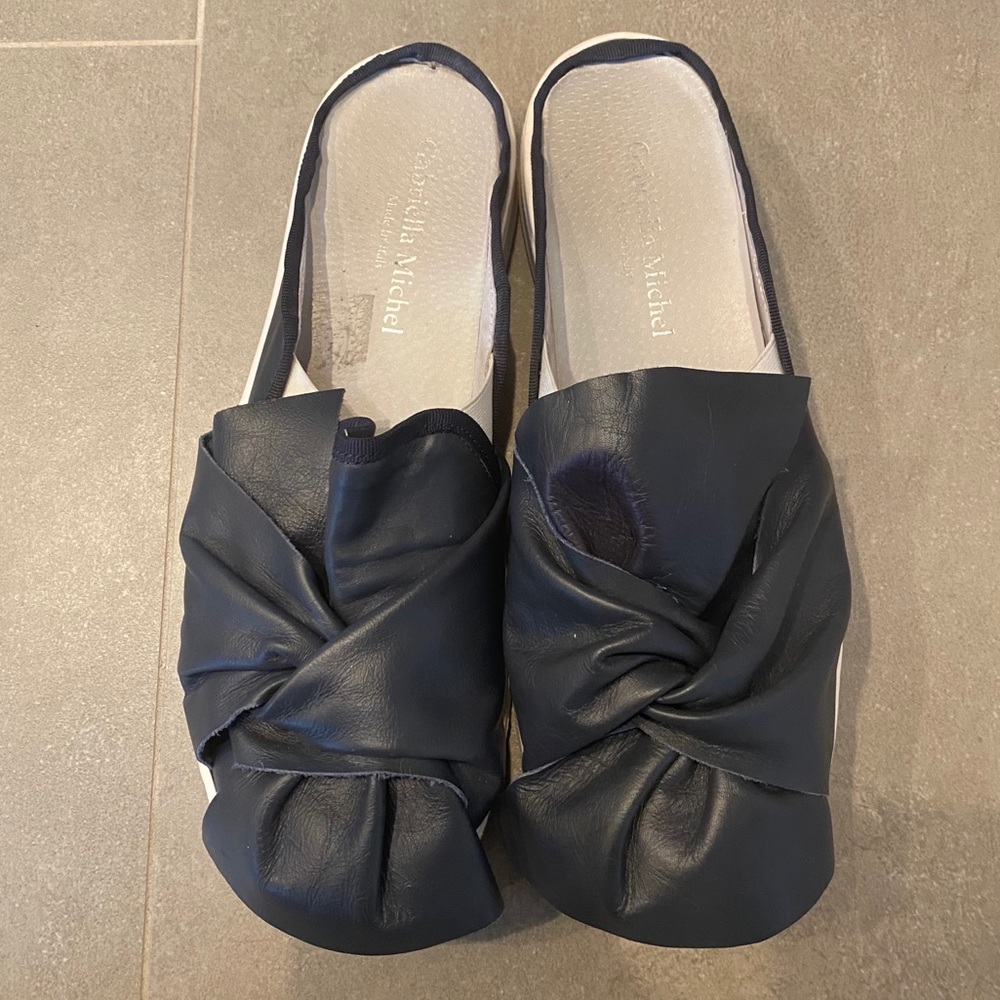 EUC Gabriella Michel Navy Leather Slide Sneaker